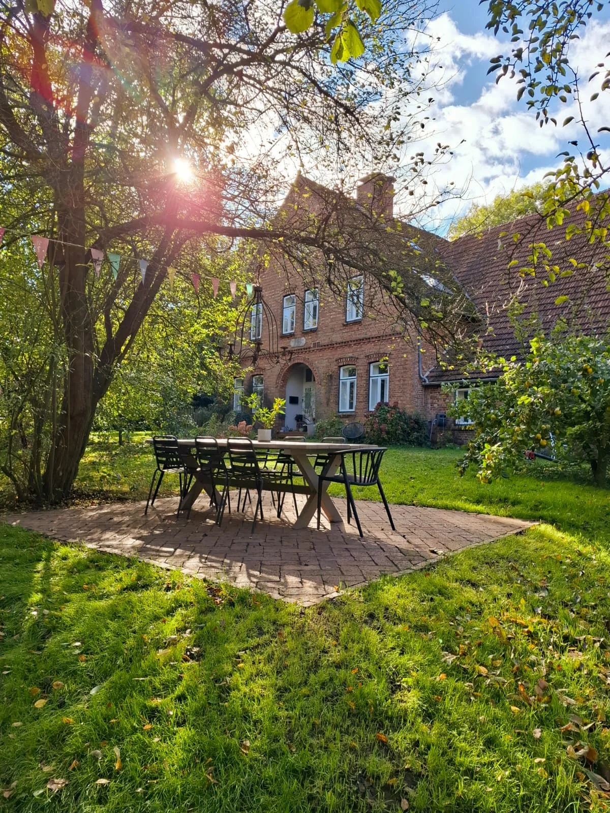 Hofeinfahrt mit Feldsteinpflaster und Fachwerkfassade