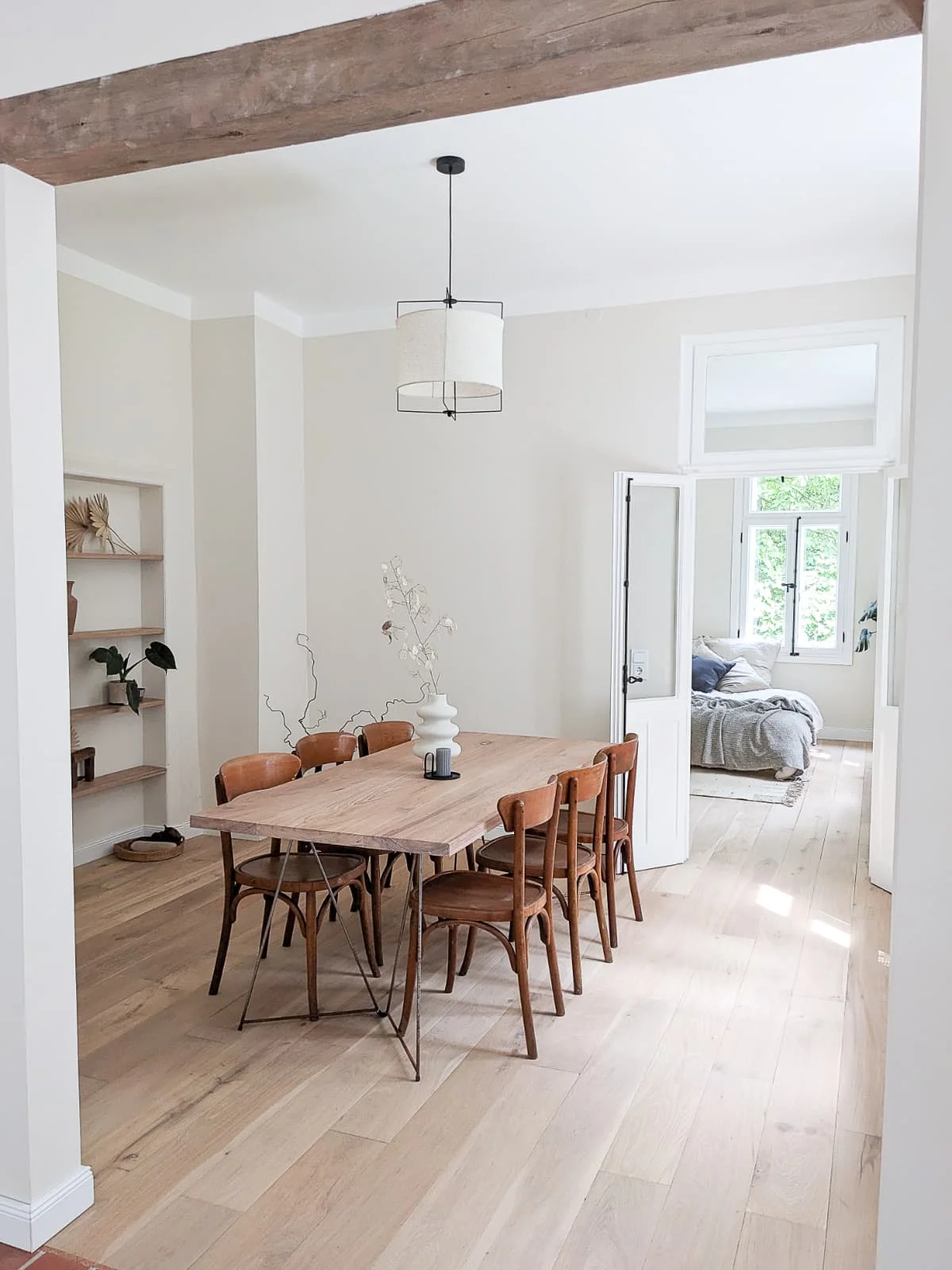 Eichenparkett-Zimmer als Schlafzimmer eingerichtet