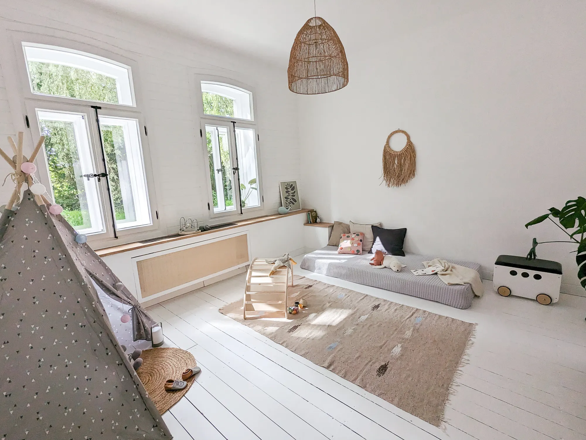 Skandi-Zimmer mit weißen Holzdielen als Kinderzimmer